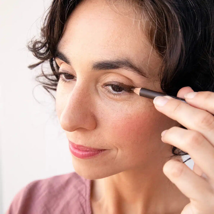 Applying 100% PURE – Long Last Eyeliner